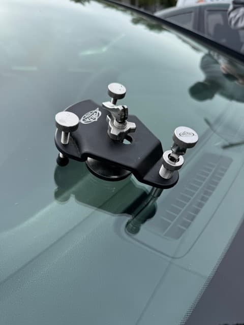 Windshield rock chip repair tool with suction bridge injecting resin into auto glass